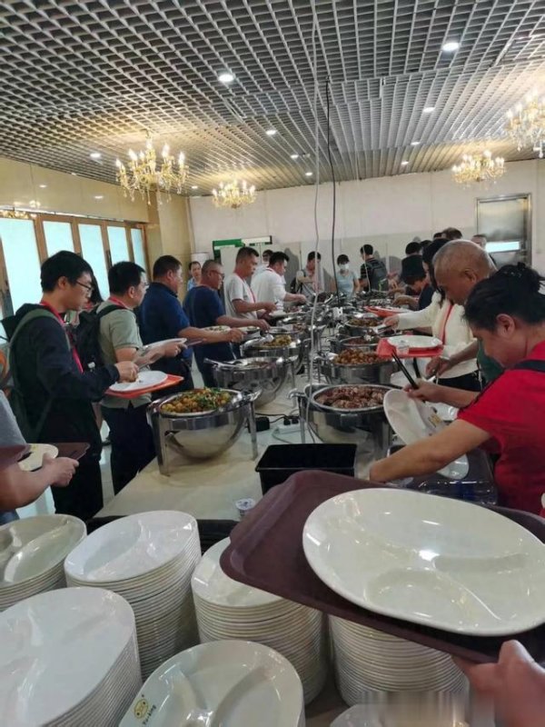股票配资官网开户 格力没变董明珠变了, 参观完芯片工厂还给股东准备了茶歇