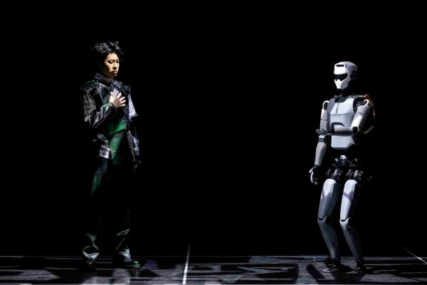 云南配资平台 Tiago机器人、移动双臂机器人登台演戏，《巨物之城》展现“人机共生”